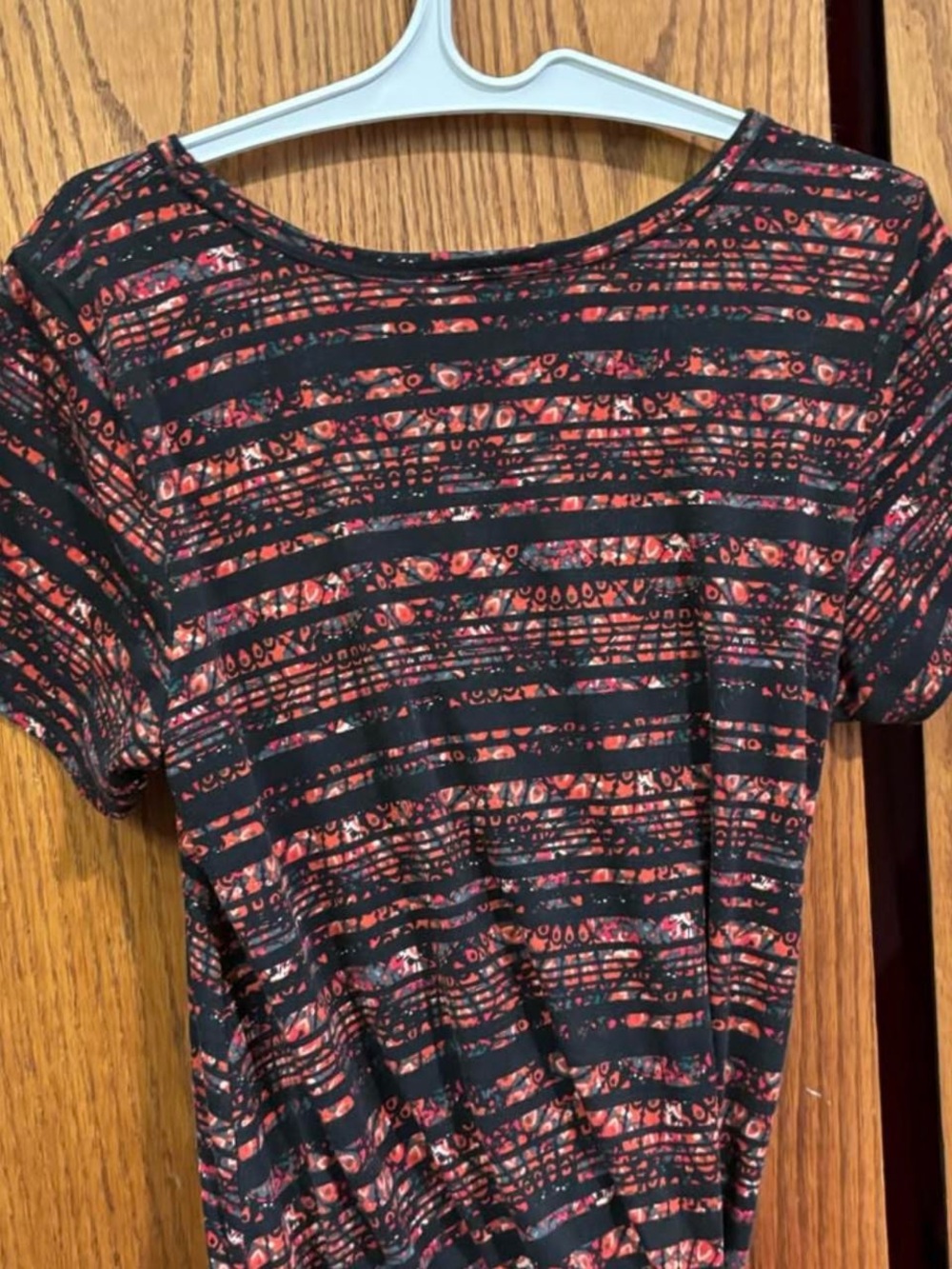 Women’s Black and Red Patterned Short Sleeve Top